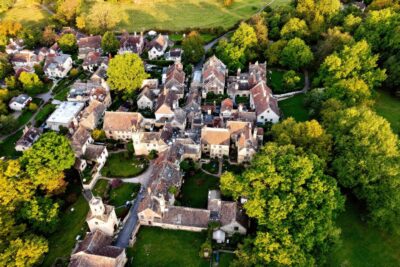 Ce village médiéval français, garant d'une rare authenticité, vous promet une évasion inoubliable