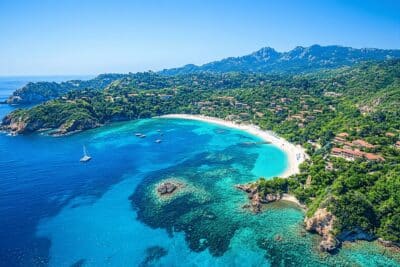 Ces îles françaises proches de chez vous offrent un échappatoire rare sans les tracas du voyage lointain