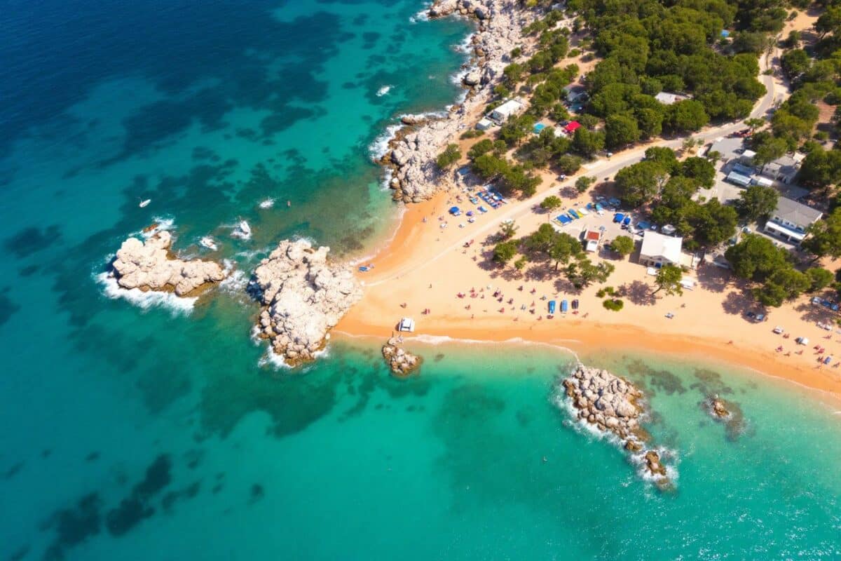 Ces plages cachées de l'île grecque d'Antipaxos vous promettent une escapade exclusive et rare