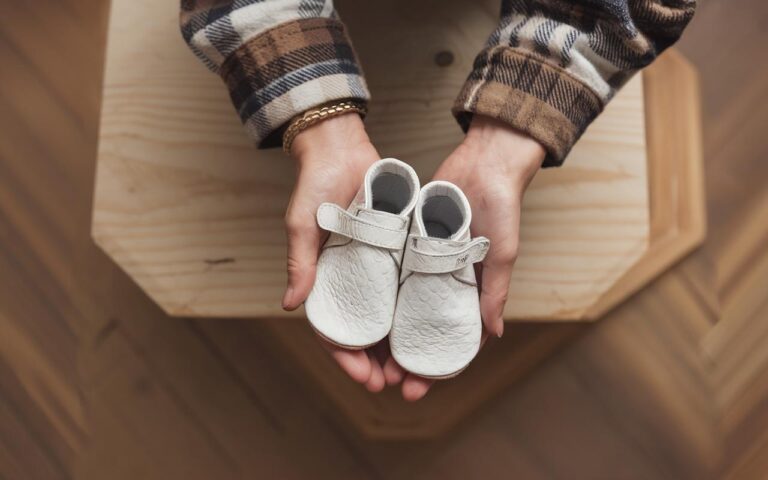 Feuille de laurier dans vos chaussures : ce que les podologues valident vraiment, et ce qui trompe